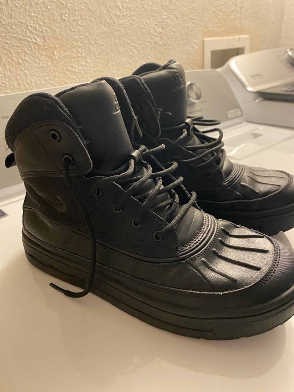 Nike ACG boots size 6Y